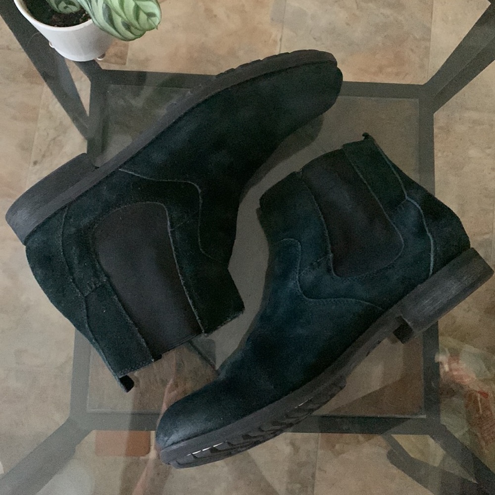 UGG Clyne Suede Ankle Chelsea Boots - Picture 4 of 12
